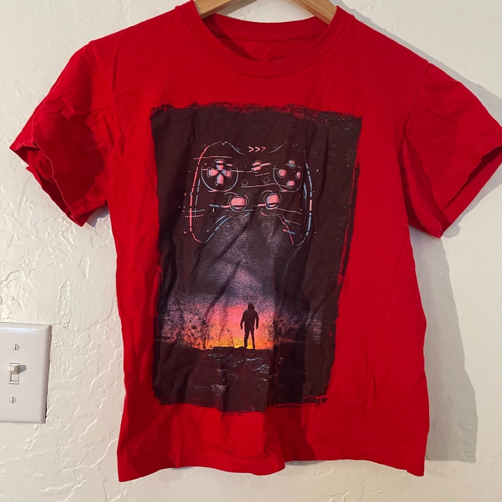 🔥 Gamer red tee shirt. Small. EUC. Barely worn. 🔥